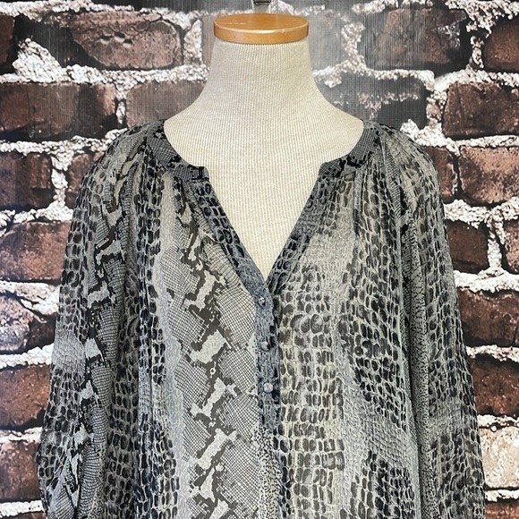 Joie Blouse Women's M Medium Grey Snakeskin Sheer Buttons Shirt Collar Top - Picture 7 of 13